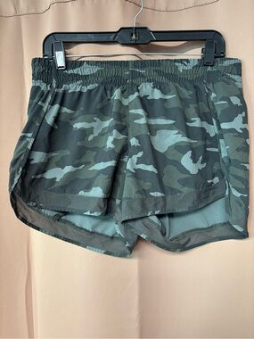 Athleta Mesh Racer Run Mid Rise 4” Short size Medium in Black Camouflage
